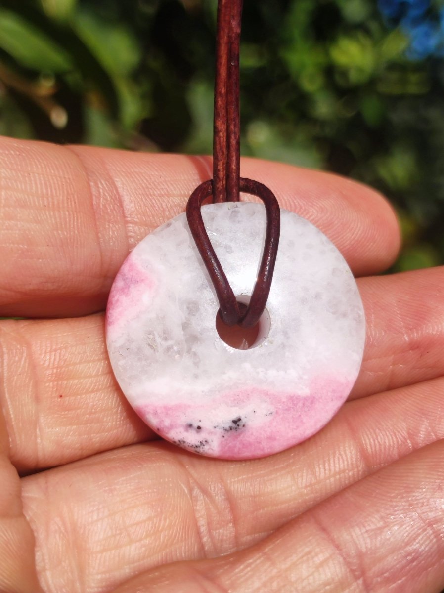 Rhodonit ~ 30mm Donut Edelstein Kette rosa Natur Rarität Schutzsymbol Heilstein Kristall HIPPIE Boho Tibet Ethno Mann Frau Geschenk Er Sie - Art of Nature Berlin