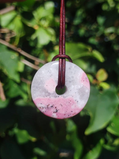 Rhodonit ~ 30mm Donut Edelstein Kette rosa Natur Rarität Schutzsymbol Heilstein Kristall HIPPIE Boho Tibet Ethno Mann Frau Geschenk Er Sie - Art of Nature Berlin