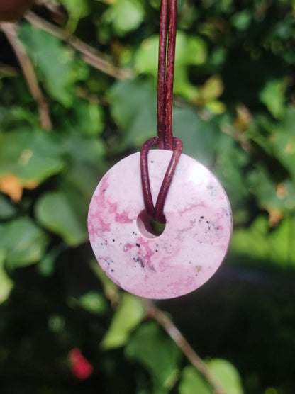 Rhodonit ~ 30mm Donut Edelstein Kette rosa Natur Rarität Schutzsymbol Heilstein Kristall HIPPIE Boho Tibet Ethno Mann Frau Geschenk Er Sie - Art of Nature Berlin