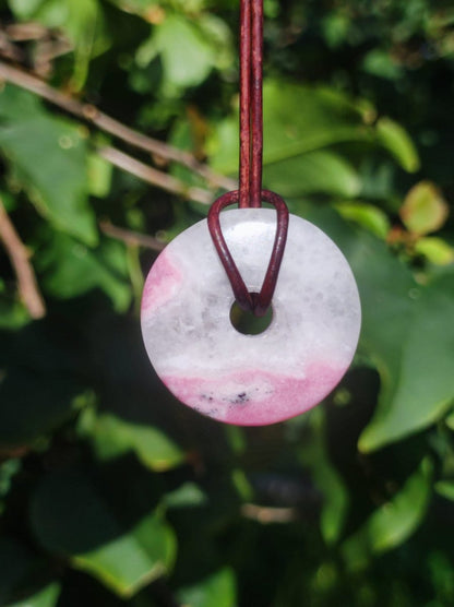 Rhodonit ~ 30mm Donut Edelstein Kette rosa Natur Rarität Schutzsymbol Heilstein Kristall HIPPIE Boho Tibet Ethno Mann Frau Geschenk Er Sie - Art of Nature Berlin