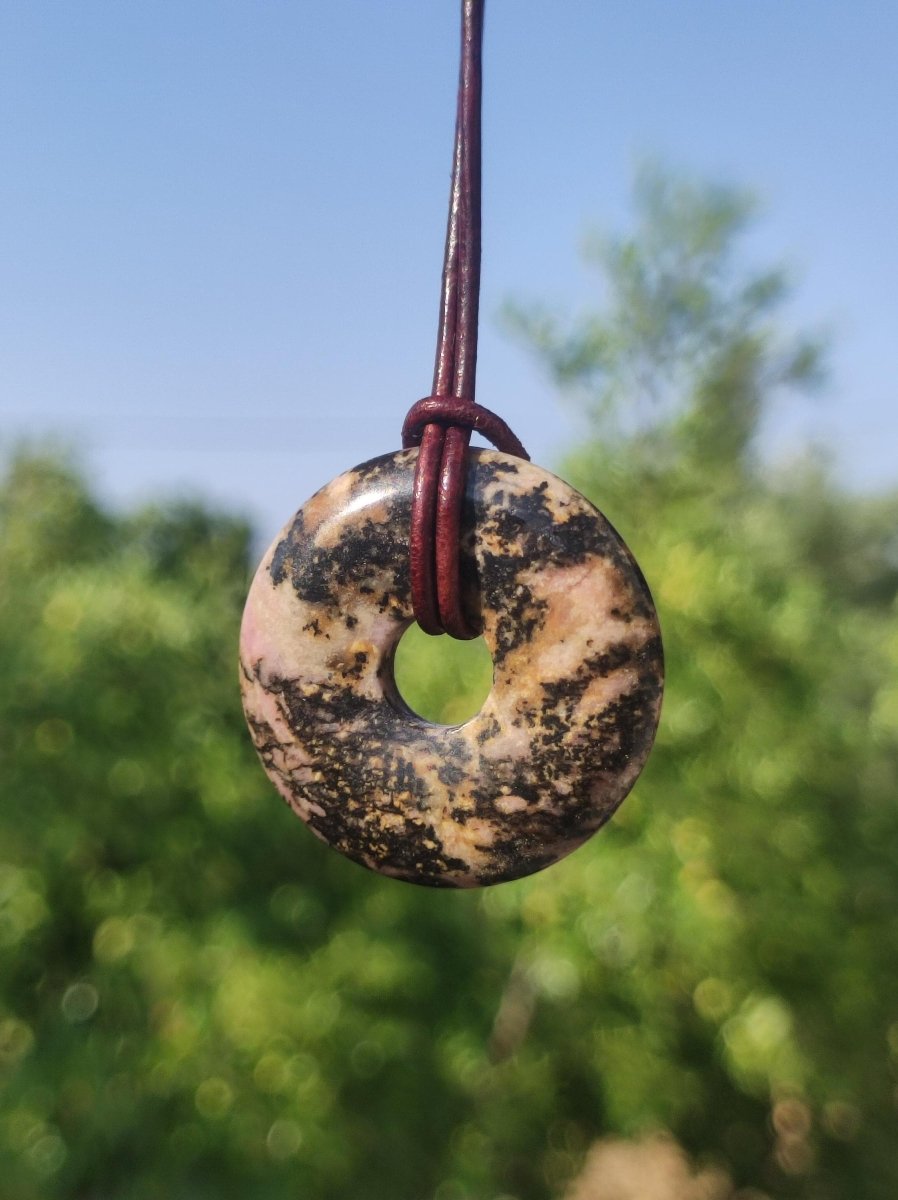 Rhodonit ~ 30mm Donut Edelstein Kette rosa Natur Rarität Schutzsymbol Heilstein Kristall HIPPIE Boho Tibet Ethno Mann Frau Geschenk Er Sie - Art of Nature Berlin