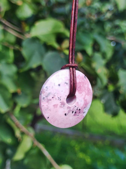 Rhodonit ~ 30mm Donut Edelstein Kette rosa Natur Rarität Schutzsymbol Heilstein Kristall HIPPIE Boho Tibet Ethno Mann Frau Geschenk Er Sie - Art of Nature Berlin