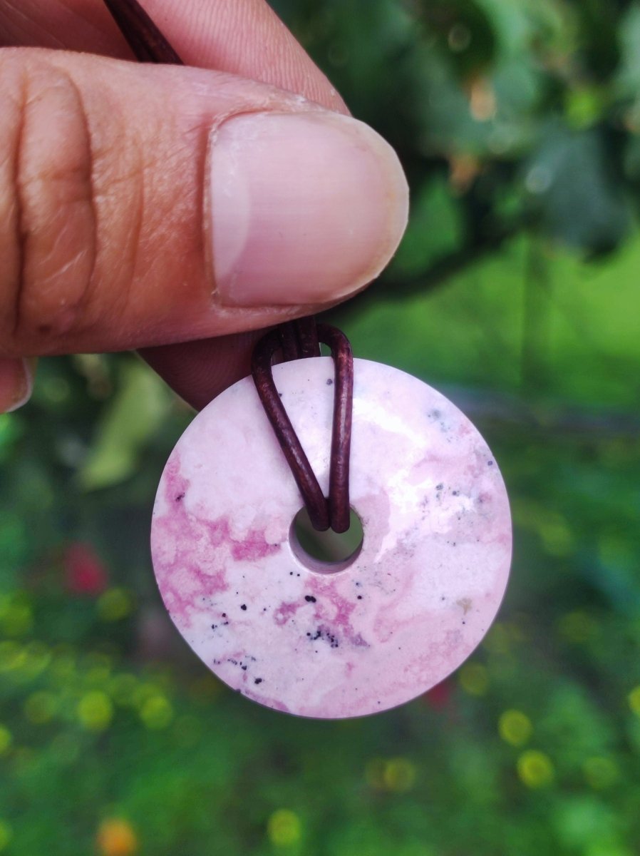 Rhodonit ~ 30mm Donut Edelstein Kette rosa Natur Rarität Schutzsymbol Heilstein Kristall HIPPIE Boho Tibet Ethno Mann Frau Geschenk Er Sie - Art of Nature Berlin