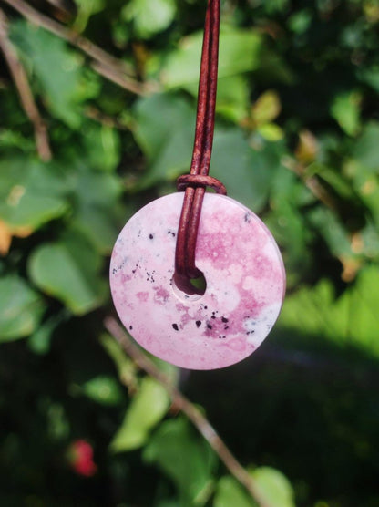 Rhodonit ~ 30mm Donut Edelstein Kette rosa Natur Rarität Schutzsymbol Heilstein Kristall HIPPIE Boho Tibet Ethno Mann Frau Geschenk Er Sie - Art of Nature Berlin