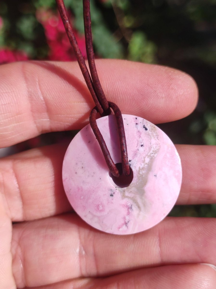 Rhodonit ~ 30mm Donut Edelstein Kette rosa Natur Rarität Schutzsymbol Heilstein Kristall HIPPIE Boho Tibet Ethno Mann Frau Geschenk Er Sie - Art of Nature Berlin