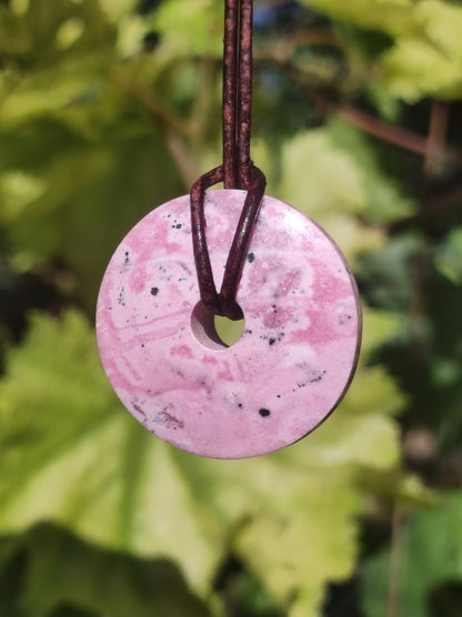 Rhodonit ~ 30mm Donut Edelstein Kette rosa Natur Rarität Schutzsymbol Heilstein Kristall HIPPIE Boho Tibet Ethno Mann Frau Geschenk Er Sie - Art of Nature Berlin