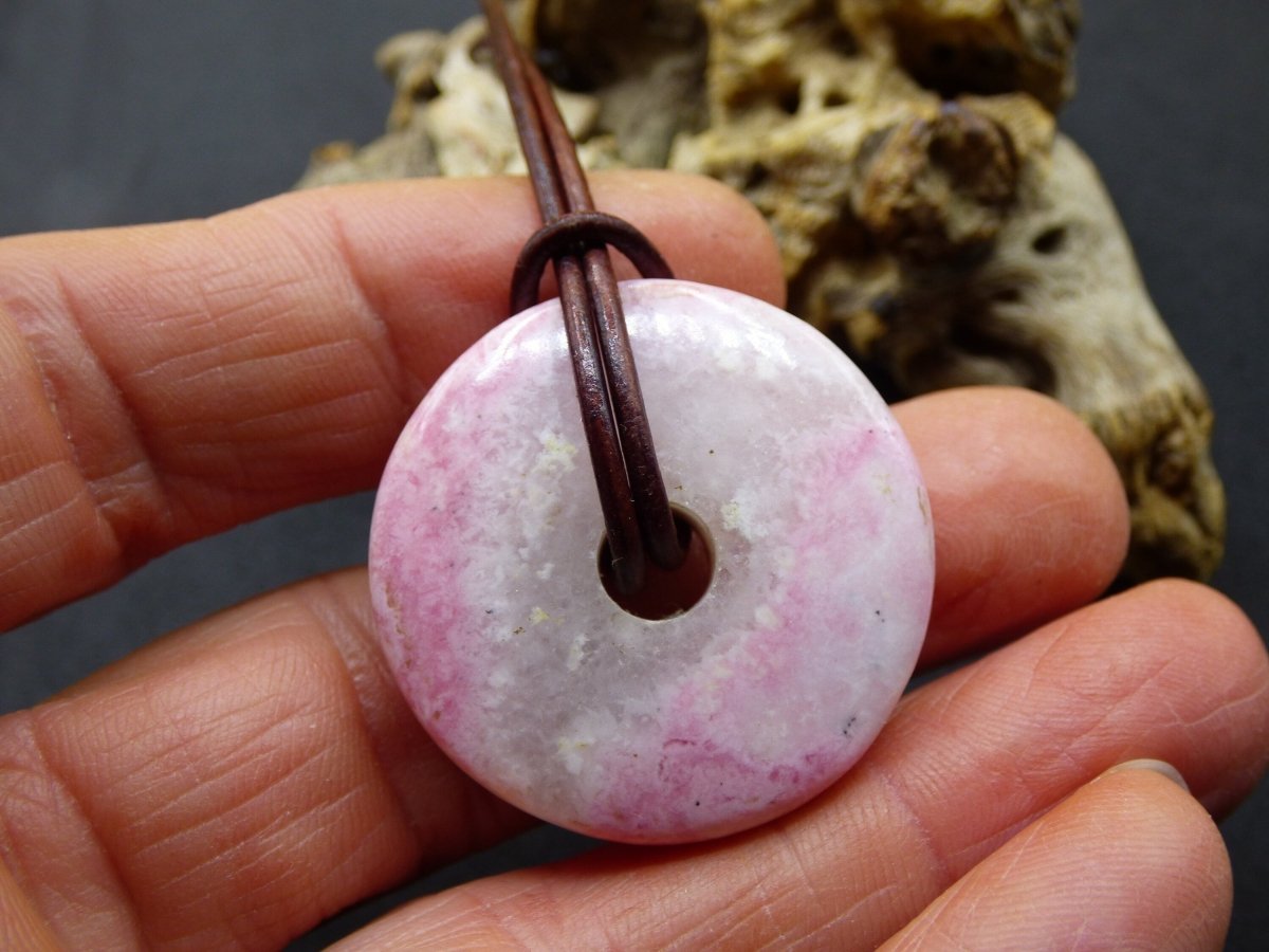 Rhodonit ~ 30mm Donut Edelstein Kette rosa Natur Rarität Schutzsymbol Heilstein Kristall HIPPIE Boho Tibet Ethno Mann Frau Geschenk Er Sie - Art of Nature Berlin