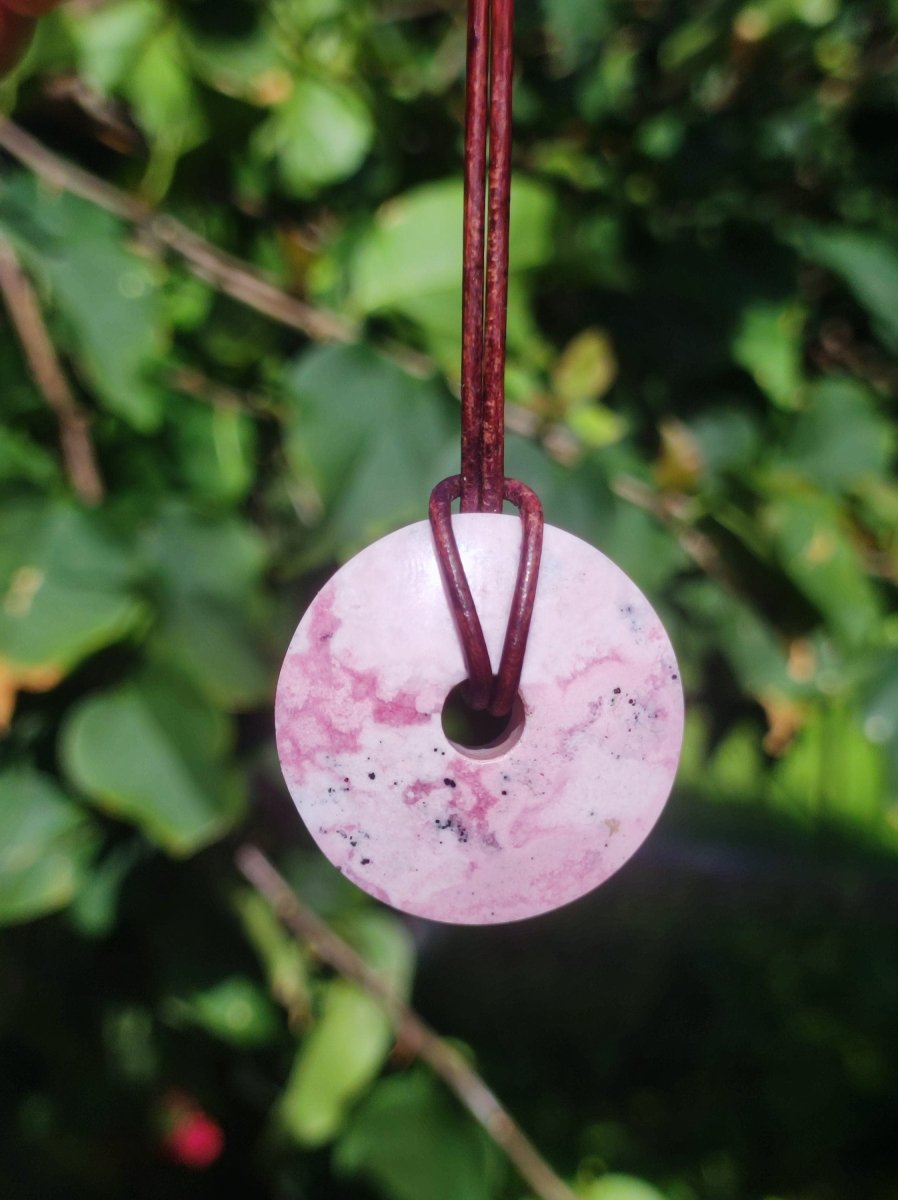 Rhodonit ~ 30mm Donut Edelstein Kette rosa Natur Rarität Schutzsymbol Heilstein Kristall HIPPIE Boho Tibet Ethno Mann Frau Geschenk Er Sie - Art of Nature Berlin