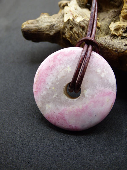 Rhodonit ~ 30mm Donut Edelstein Kette rosa Natur Rarität Schutzsymbol Heilstein Kristall HIPPIE Boho Tibet Ethno Mann Frau Geschenk Er Sie - Art of Nature Berlin