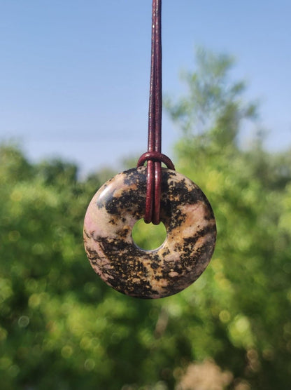 Rhodonit ~ 30mm Donut Edelstein Kette rosa Natur Rarität Schutzsymbol Heilstein Kristall HIPPIE Boho Tibet Ethno Mann Frau Geschenk Er Sie - Art of Nature Berlin