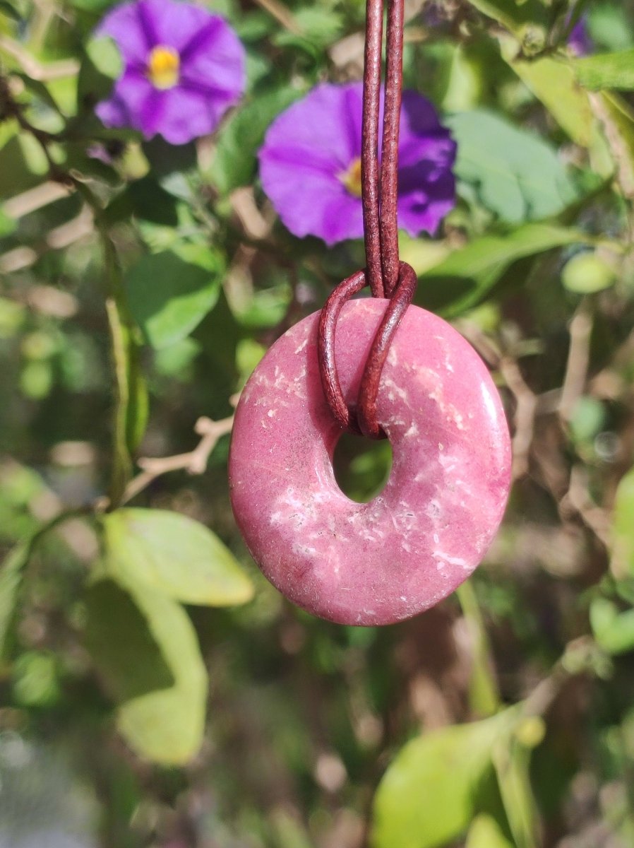 Rhodonit ~ 30mm Donut Edelstein Kette rosa Natur Rarität Schutzsymbol Heilstein Kristall HIPPIE Boho Tibet Ethno Mann Frau Geschenk Er Sie - Art of Nature Berlin