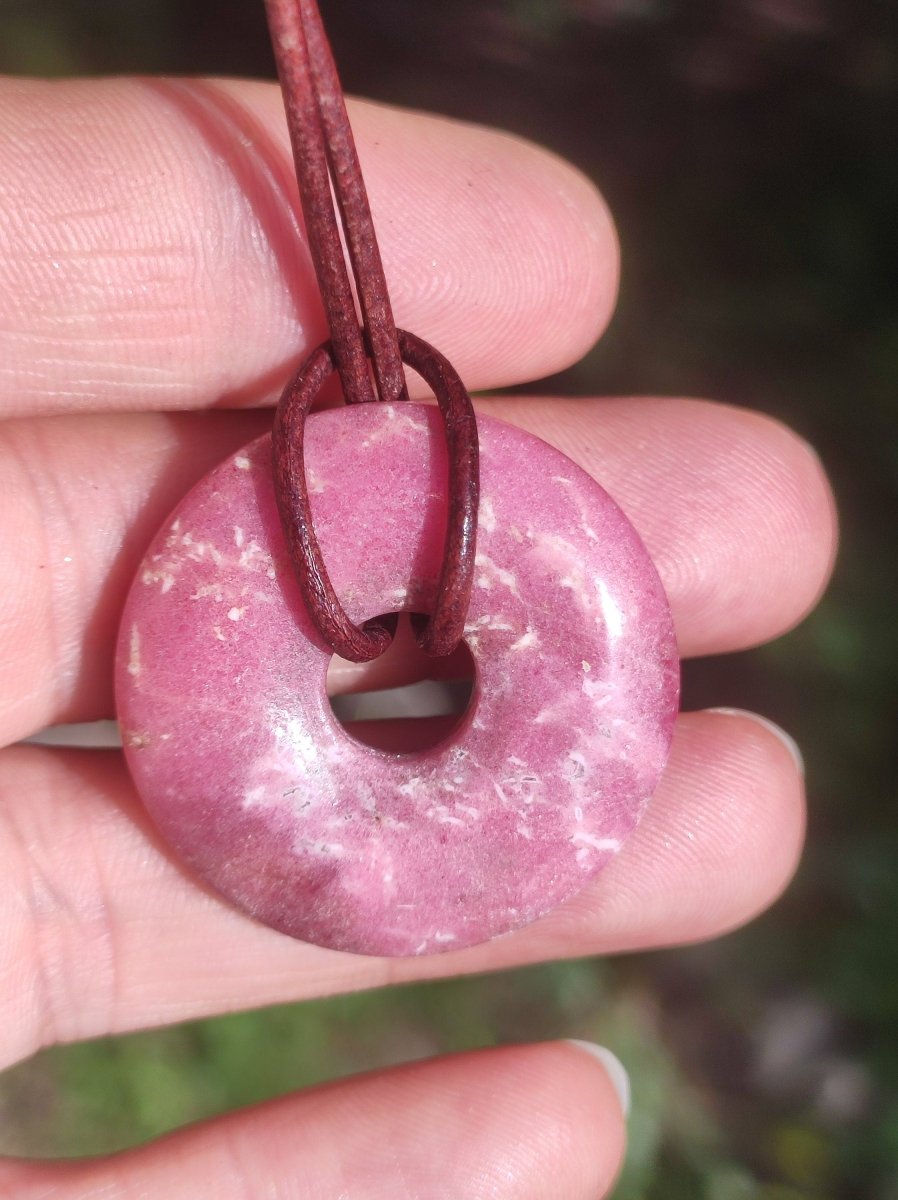 Rhodonit ~ 30mm Donut Edelstein Kette rosa Natur Rarität Schutzsymbol Heilstein Kristall HIPPIE Boho Tibet Ethno Mann Frau Geschenk Er Sie - Art of Nature Berlin