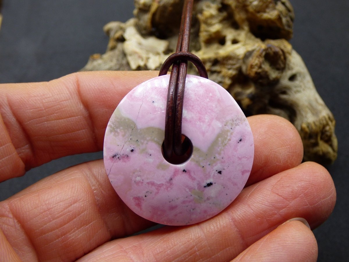 Rhodonit ~ 30mm Donut Edelstein Kette rosa Natur Rarität Schutzsymbol Heilstein Kristall HIPPIE Boho Tibet Ethno Mann Frau Geschenk Er Sie - Art of Nature Berlin