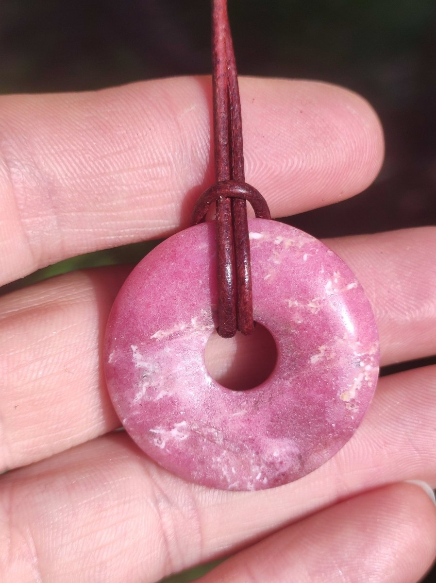 Rhodonit ~ 30mm Donut Edelstein Kette rosa Natur Rarität Schutzsymbol Heilstein Kristall HIPPIE Boho Tibet Ethno Mann Frau Geschenk Er Sie - Art of Nature Berlin