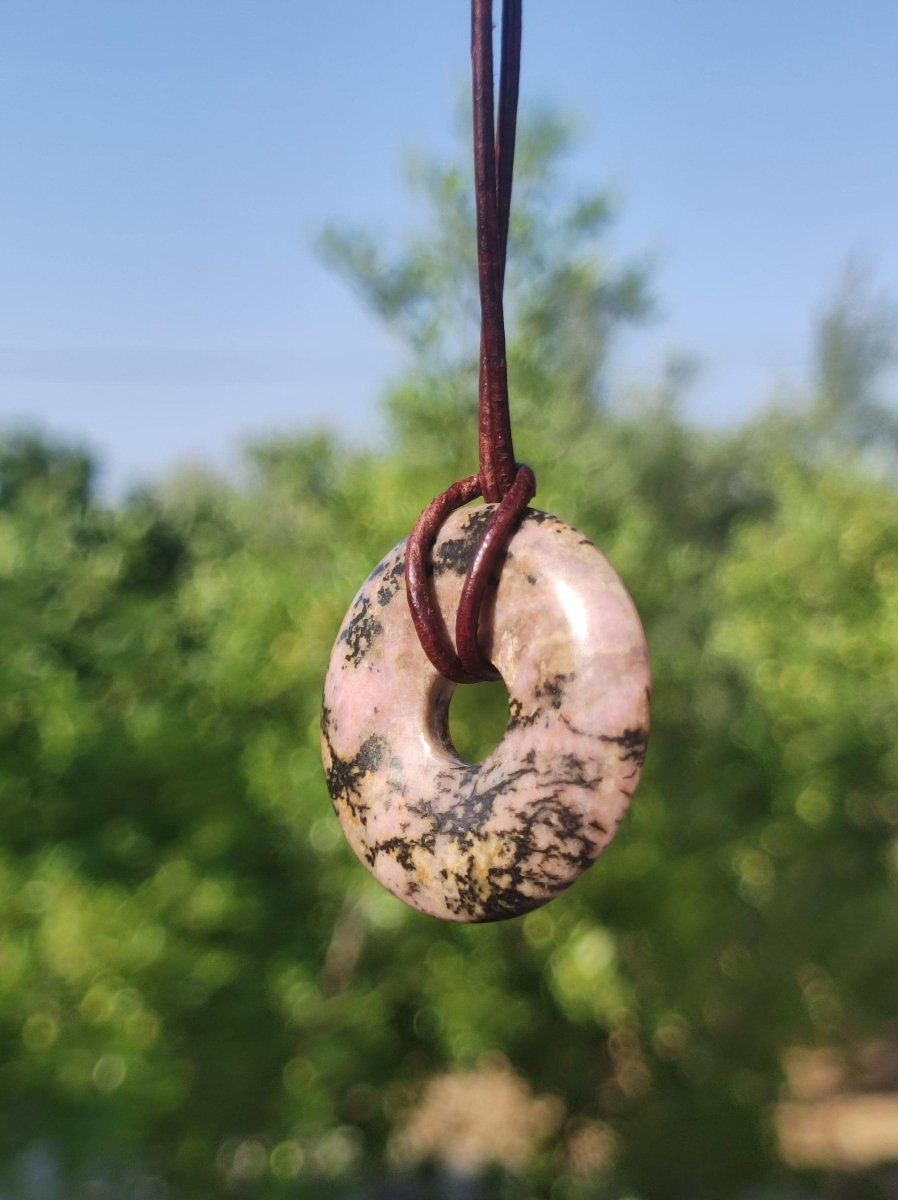 Rhodonit ~ 30mm Donut Edelstein Kette rosa Natur Rarität Schutzsymbol Heilstein Kristall HIPPIE Boho Tibet Ethno Mann Frau Geschenk Er Sie - Art of Nature Berlin