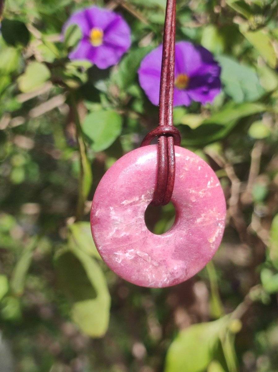 Rhodonit ~ 30mm Donut Edelstein Kette rosa Natur Rarität Schutzsymbol Heilstein Kristall HIPPIE Boho Tibet Ethno Mann Frau Geschenk Er Sie - Art of Nature Berlin