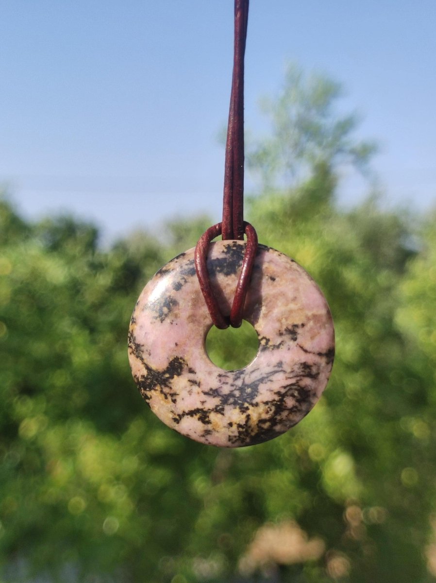 Rhodonit ~ 30mm Donut Edelstein Kette rosa Natur Rarität Schutzsymbol Heilstein Kristall HIPPIE Boho Tibet Ethno Mann Frau Geschenk Er Sie - Art of Nature Berlin