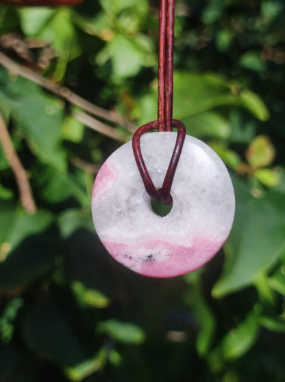 Rhodonit ~ 30mm Donut Edelstein Kette rosa Natur Rarität Schutzsymbol Heilstein Kristall HIPPIE Boho Tibet Ethno Mann Frau Geschenk Er Sie - Art of Nature Berlin