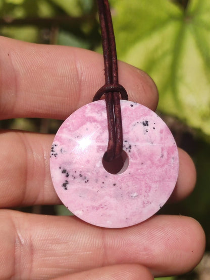 Rhodonit ~ 30mm Donut Edelstein Kette rosa Natur Rarität Schutzsymbol Heilstein Kristall HIPPIE Boho Tibet Ethno Mann Frau Geschenk Er Sie - Art of Nature Berlin