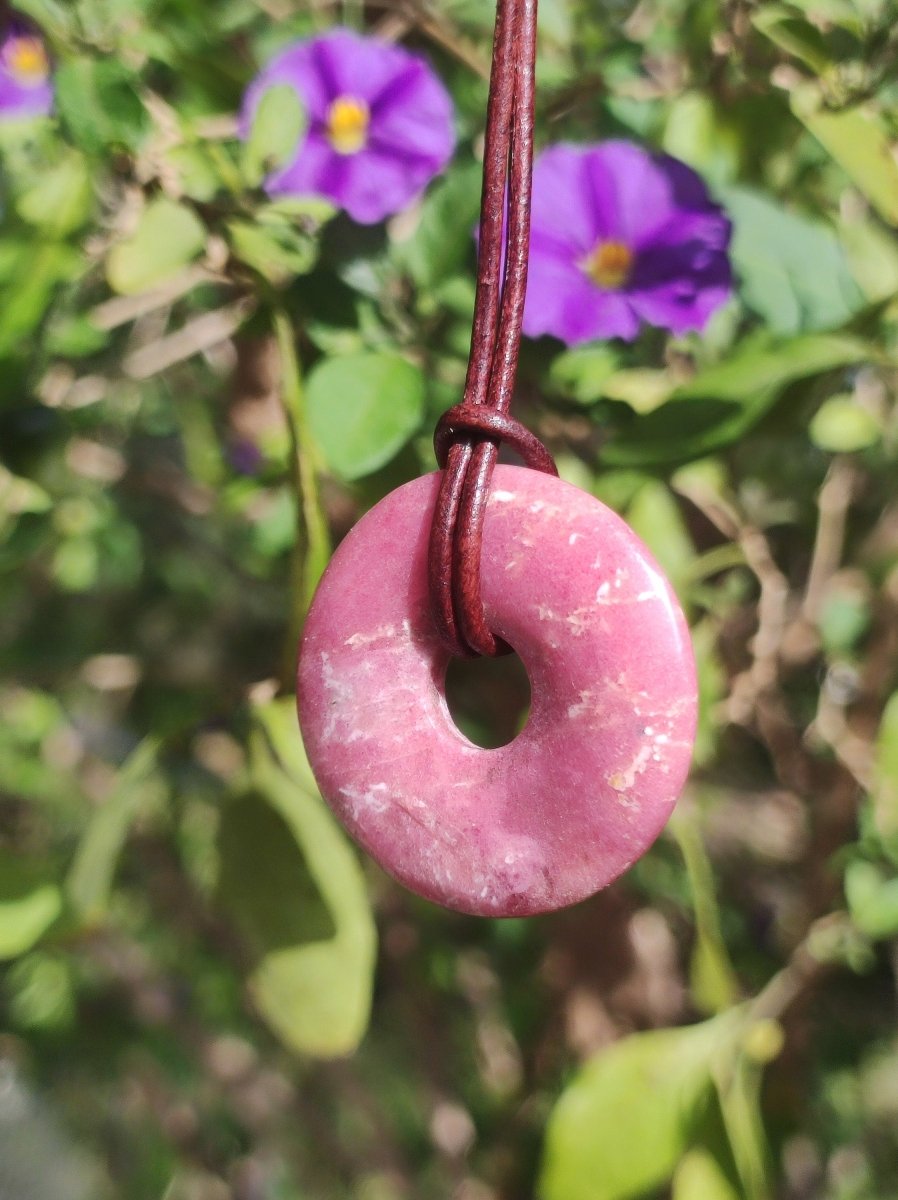 Rhodonit ~ 30mm Donut Edelstein Kette rosa Natur Rarität Schutzsymbol Heilstein Kristall HIPPIE Boho Tibet Ethno Mann Frau Geschenk Er Sie - Art of Nature Berlin