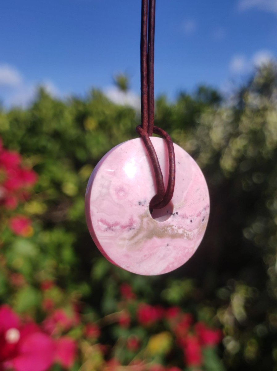 Rhodonit ~ 30mm Donut Edelstein Kette rosa Natur Rarität Schutzsymbol Heilstein Kristall HIPPIE Boho Tibet Ethno Mann Frau Geschenk Er Sie - Art of Nature Berlin