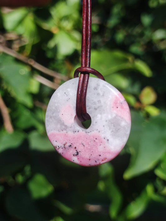 Rhodonit ~ 30mm Donut Edelstein Kette rosa Natur Rarität Schutzsymbol Heilstein Kristall HIPPIE Boho Tibet Ethno Mann Frau Geschenk Er Sie - Art of Nature Berlin