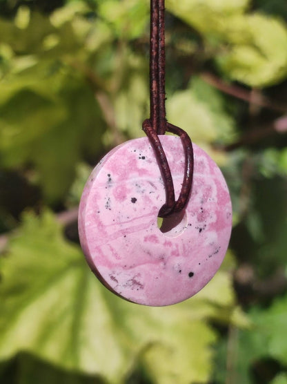 Rhodonit ~ 30mm Donut Edelstein Kette rosa Natur Rarität Schutzsymbol Heilstein Kristall HIPPIE Boho Tibet Ethno Mann Frau Geschenk Er Sie - Art of Nature Berlin