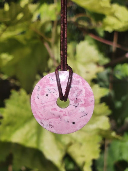 Rhodonit ~ 30mm Donut Edelstein Kette rosa Natur Rarität Schutzsymbol Heilstein Kristall HIPPIE Boho Tibet Ethno Mann Frau Geschenk Er Sie - Art of Nature Berlin