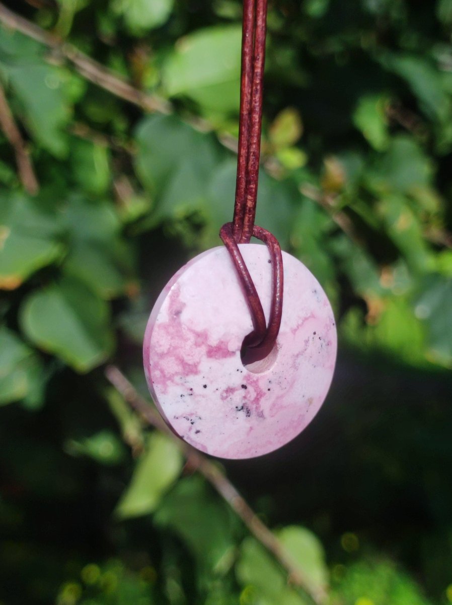 Rhodonit ~ 30mm Donut Edelstein Kette rosa Natur Rarität Schutzsymbol Heilstein Kristall HIPPIE Boho Tibet Ethno Mann Frau Geschenk Er Sie - Art of Nature Berlin