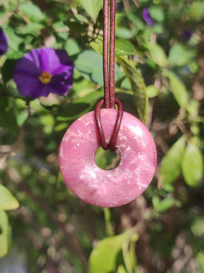 Rhodonit ~ 30mm Donut Edelstein Kette rosa Natur Rarität Schutzsymbol Heilstein Kristall HIPPIE Boho Tibet Ethno Mann Frau Geschenk Er Sie - Art of Nature Berlin