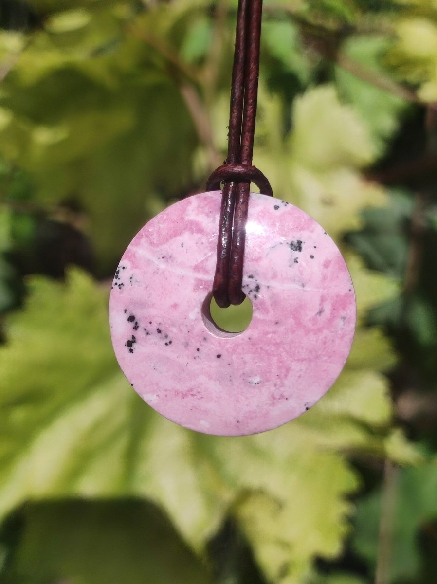 Rhodonit ~ 30mm Donut Edelstein Kette rosa Natur Rarität Schutzsymbol Heilstein Kristall HIPPIE Boho Tibet Ethno Mann Frau Geschenk Er Sie - Art of Nature Berlin