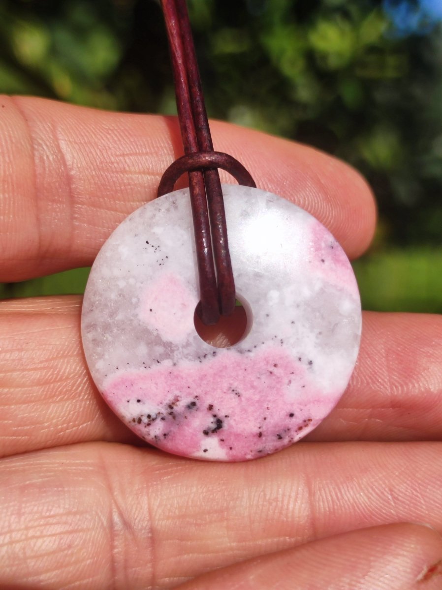 Rhodonit ~ 30mm Donut Edelstein Kette rosa Natur Rarität Schutzsymbol Heilstein Kristall HIPPIE Boho Tibet Ethno Mann Frau Geschenk Er Sie - Art of Nature Berlin