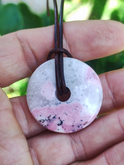 Rhodonit ~ 30mm Donut Edelstein Kette rosa Natur Rarität Schutzsymbol Heilstein Kristall HIPPIE Boho Tibet Ethno Mann Frau Geschenk Er Sie - Art of Nature Berlin