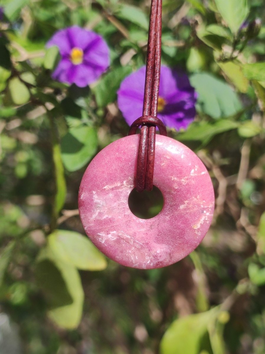 Rhodonit ~ 30mm Donut Edelstein Kette rosa Natur Rarität Schutzsymbol Heilstein Kristall HIPPIE Boho Tibet Ethno Mann Frau Geschenk Er Sie - Art of Nature Berlin