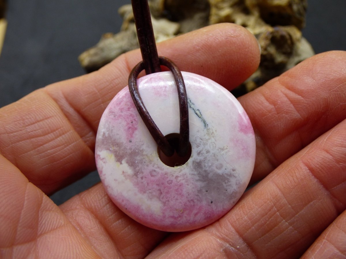 Rhodonit ~ 30mm Donut Edelstein Kette rosa Natur Rarität Schutzsymbol Heilstein Kristall HIPPIE Boho Tibet Ethno Mann Frau Geschenk Er Sie - Art of Nature Berlin