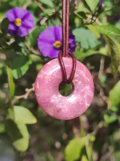 Rhodonit ~ 30mm Donut Edelstein Kette rosa Natur Rarität Schutzsymbol Heilstein Kristall HIPPIE Boho Tibet Ethno Mann Frau Geschenk Er Sie - Art of Nature Berlin