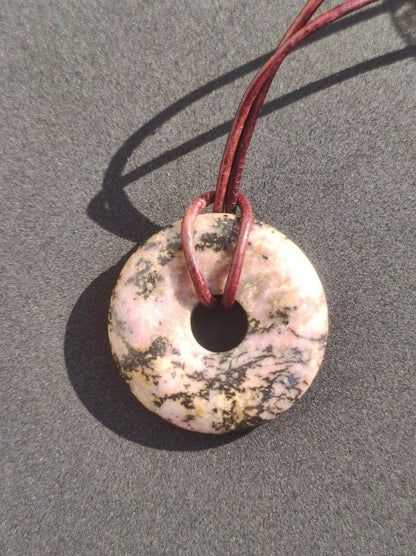 Rhodonit ~ 30mm Donut Edelstein Kette rosa Natur Rarität Schutzsymbol Heilstein Kristall HIPPIE Boho Tibet Ethno Mann Frau Geschenk Er Sie - Art of Nature Berlin