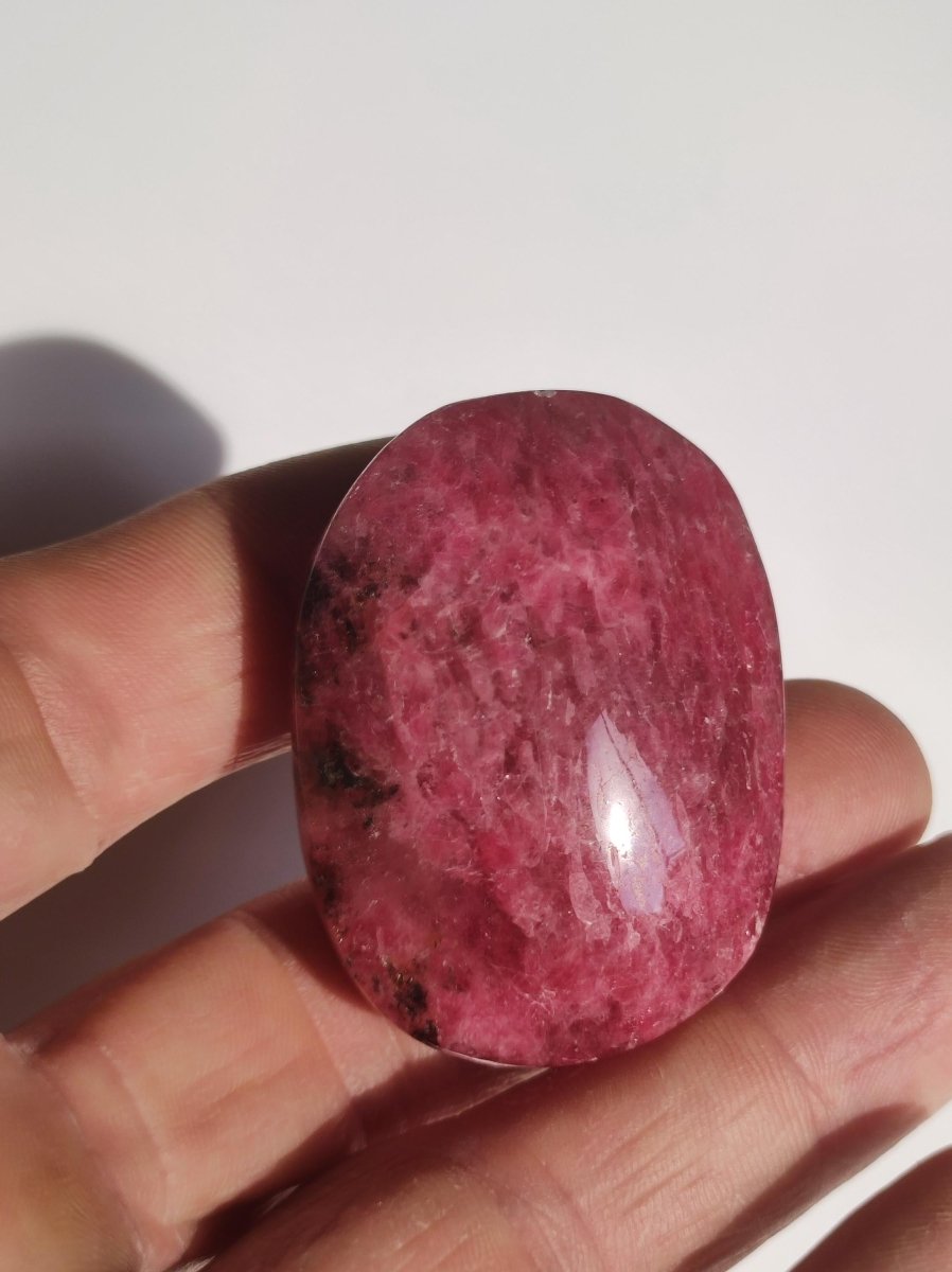 Rhodonit - Deko Stein Handschmeichler Aufladen Entladen Edelsteine Chakra Heilstein rosa pink Natur Energie Kraft Geschenk Er Sie Wohnen - Art of Nature Berlin