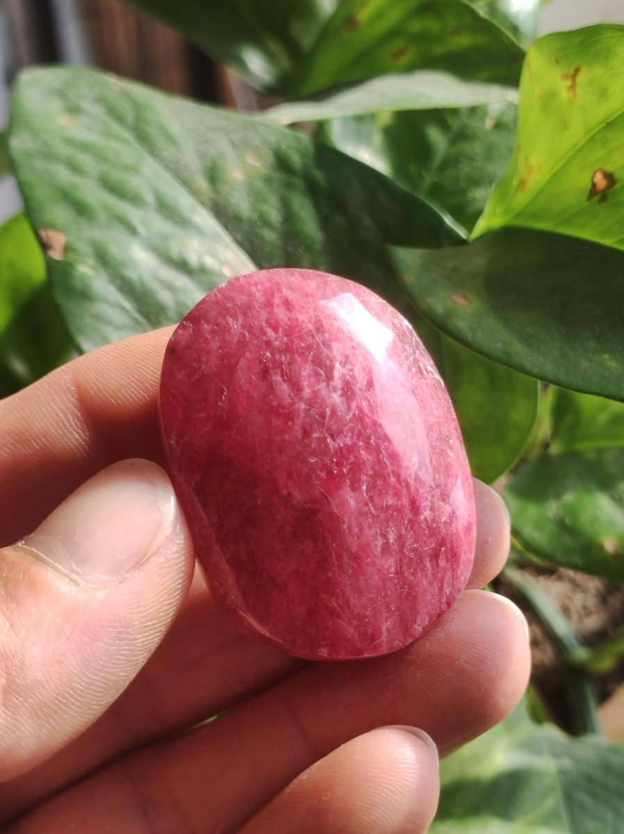 Rhodonit - Deko Stein Handschmeichler Aufladen Entladen Edelsteine Chakra Heilstein rosa pink Natur Energie Kraft Geschenk Er Sie Wohnen - Art of Nature Berlin