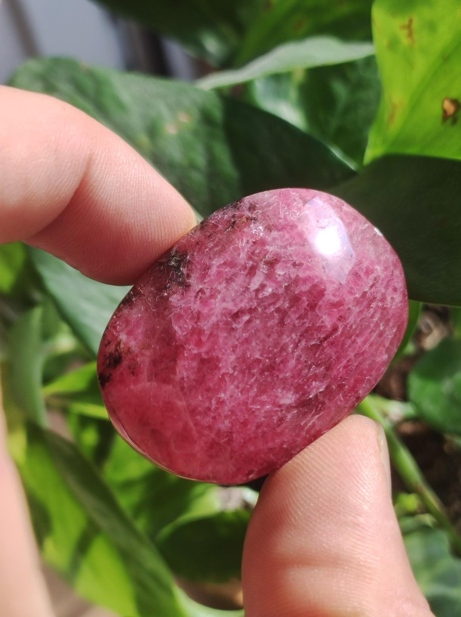 Rhodonit - Deko Stein Handschmeichler Aufladen Entladen Edelsteine Chakra Heilstein rosa pink Natur Energie Kraft Geschenk Er Sie Wohnen - Art of Nature Berlin