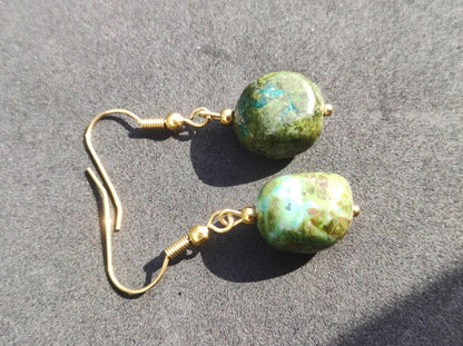 Rhyolith ~ Edelstein Ohrringe Geschenk Frau Schmuck Sie Freundin grün GOA Hippie Boho Natur Heilstein Natur Ohrhänger Edelstahl - Art of Nature Berlin