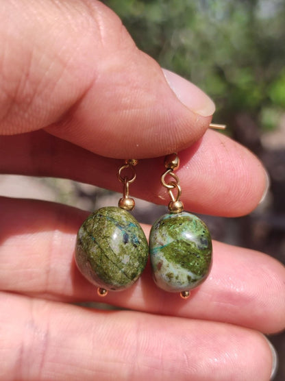 Rhyolith ~ Edelstein Ohrringe Geschenk Frau Schmuck Sie Freundin grün GOA Hippie Boho Natur Heilstein Natur Ohrhänger Edelstahl - Art of Nature Berlin