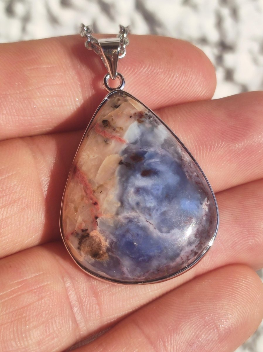 Richterit mit Sugilith & Bustamit - inkl. 925 Silber Fassung lila Edelstein Kette Natur Heilstein Seltene Rarität Mann Frau Er Sie Geschenk - Art of Nature Berlin