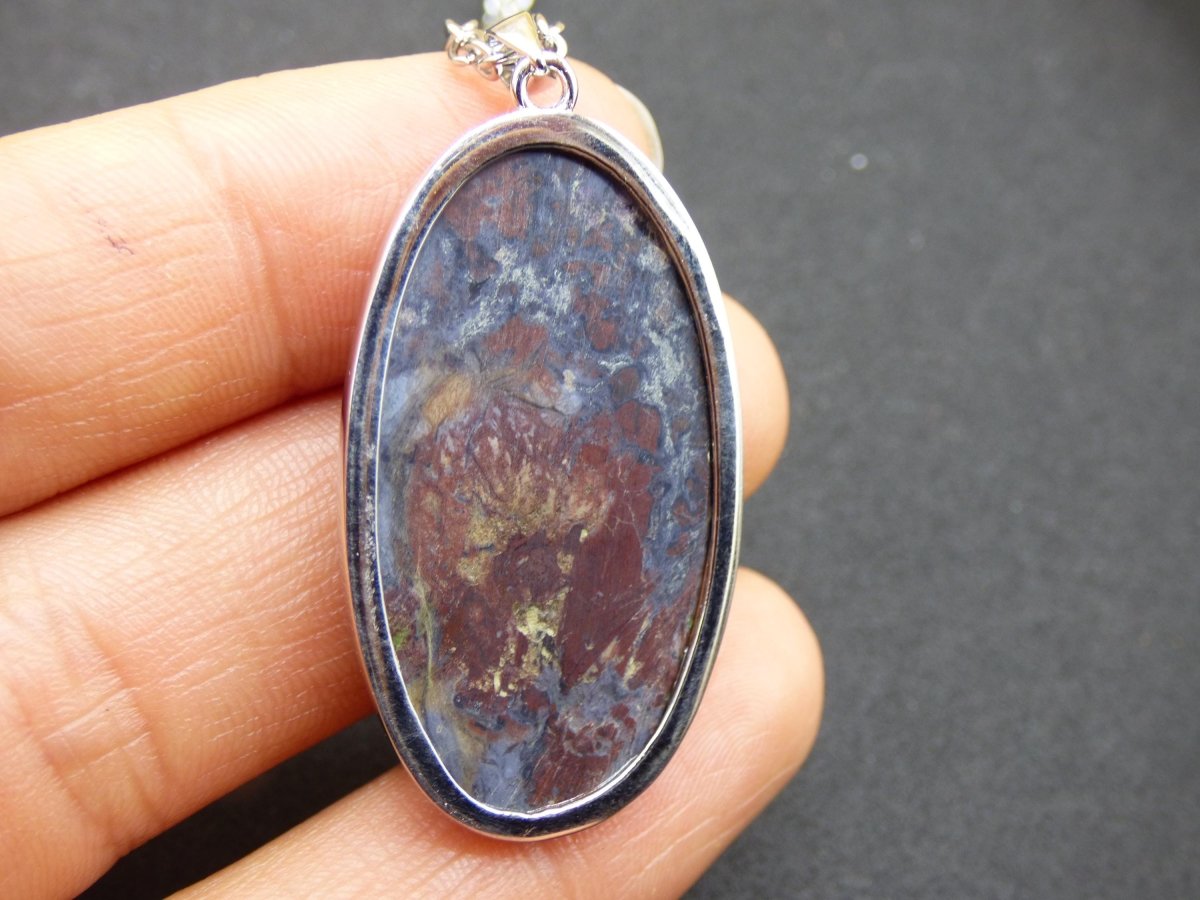 Richterit mit Sugilith & Bustamit - inkl. 925 Silber Fassung lila Edelstein Kette Natur Heilstein Seltene Rarität Mann Frau Er Sie Geschenk - Art of Nature Berlin