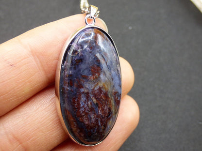 Richterit mit Sugilith & Bustamit - inkl. 925 Silber Fassung lila Edelstein Kette Natur Heilstein Seltene Rarität Mann Frau Er Sie Geschenk - Art of Nature Berlin