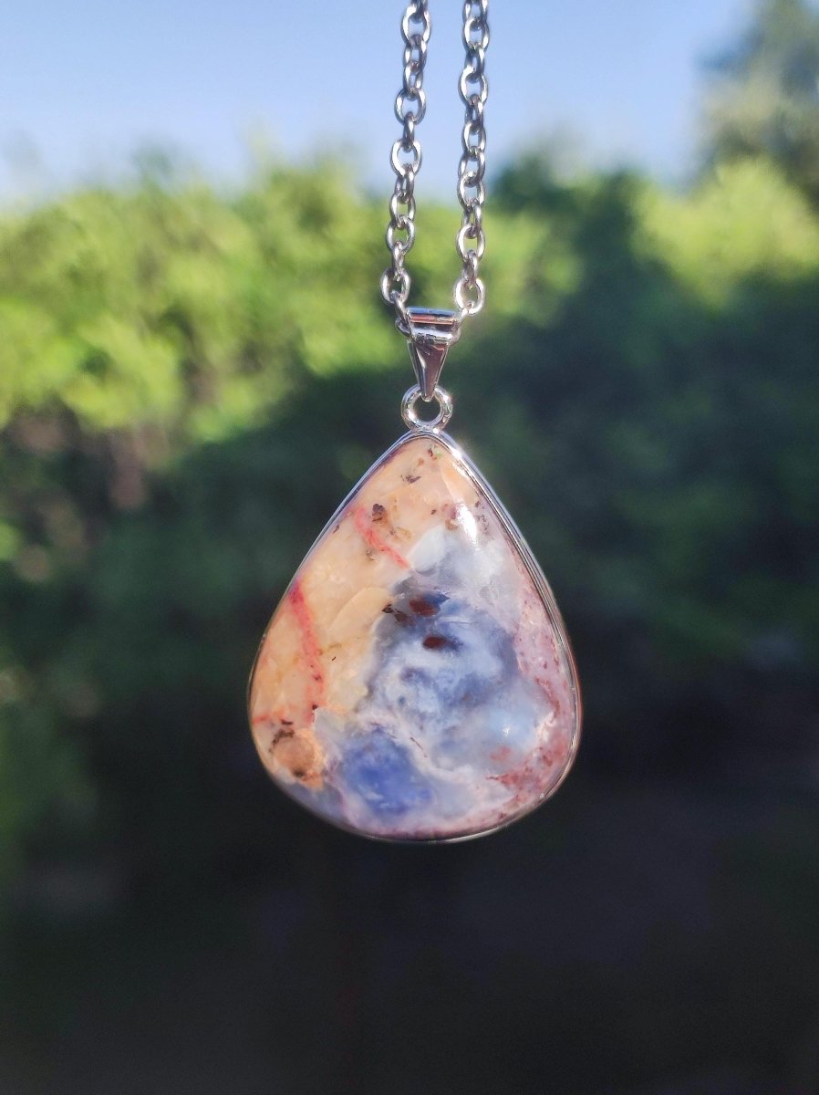 Richterit mit Sugilith & Bustamit - inkl. 925 Silber Fassung lila Edelstein Kette Natur Heilstein Seltene Rarität Mann Frau Er Sie Geschenk - Art of Nature Berlin