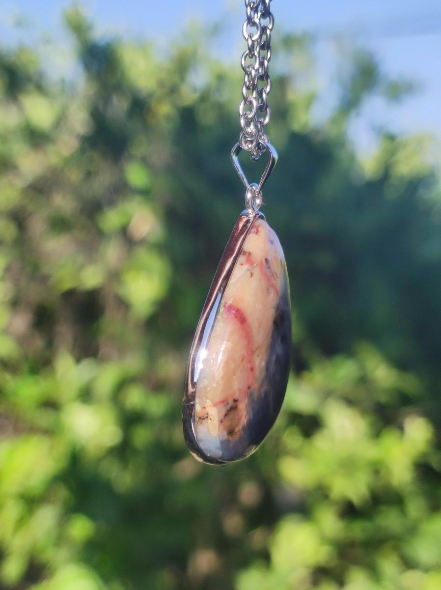 Richterit mit Sugilith & Bustamit - inkl. 925 Silber Fassung lila Edelstein Kette Natur Heilstein Seltene Rarität Mann Frau Er Sie Geschenk - Art of Nature Berlin