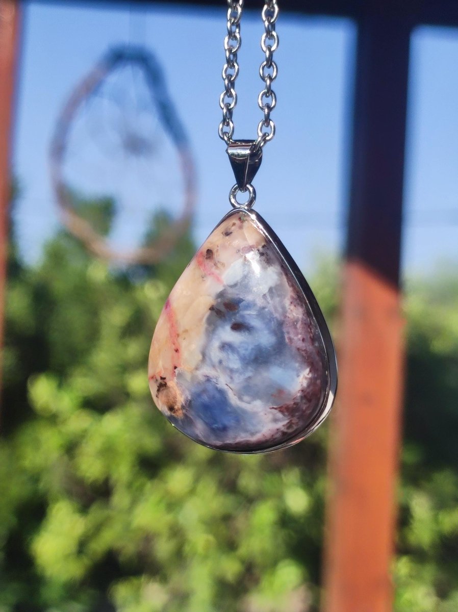 Richterit mit Sugilith & Bustamit - inkl. 925 Silber Fassung lila Edelstein Kette Natur Heilstein Seltene Rarität Mann Frau Er Sie Geschenk - Art of Nature Berlin