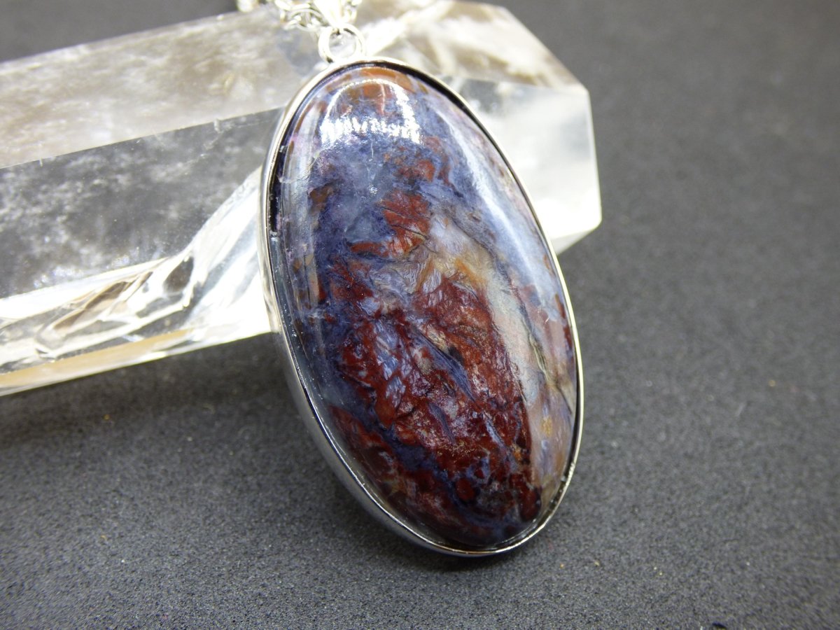 Richterit mit Sugilith & Bustamit - inkl. 925 Silber Fassung lila Edelstein Kette Natur Heilstein Seltene Rarität Mann Frau Er Sie Geschenk - Art of Nature Berlin