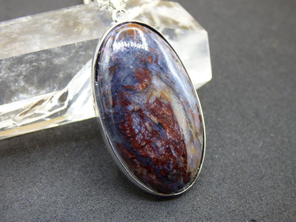Richterit mit Sugilith & Bustamit - inkl. 925 Silber Fassung lila Edelstein Kette Natur Heilstein Seltene Rarität Mann Frau Er Sie Geschenk - Art of Nature Berlin